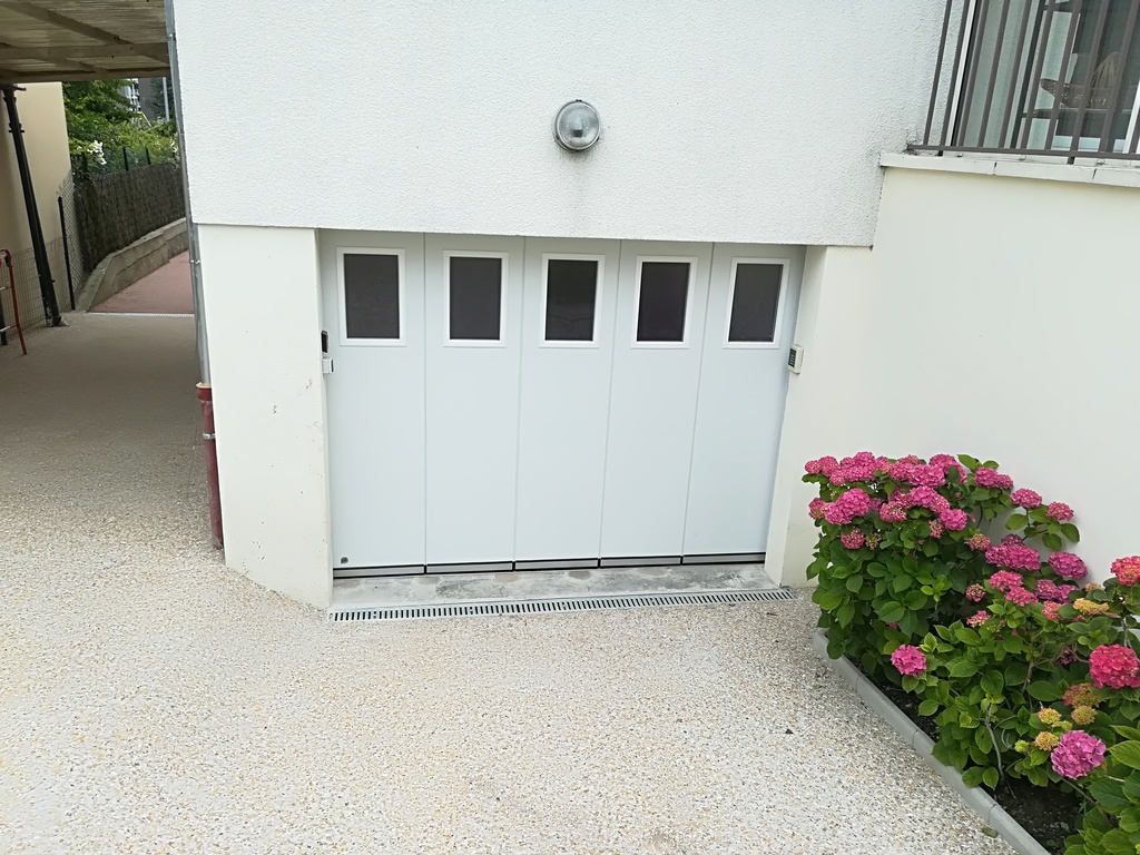 Porte de garage sectionnelle latéral en Acier 40 mm avec Hublot