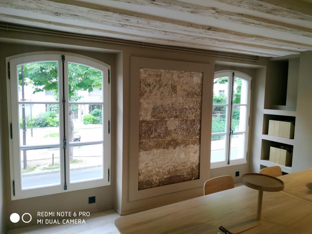 Fenêtre bois cintre surbaissé avec crémone décorative 