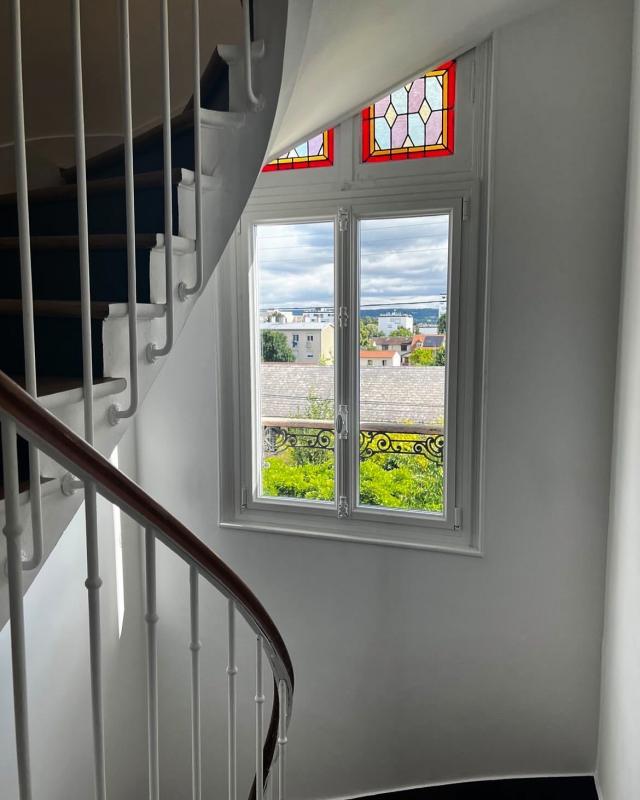 Fenêtre en Aluminium avec crémone décorative 