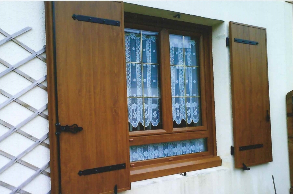 Fenêtre PVC Chêne doré 2 vantaux + Volet battant 
